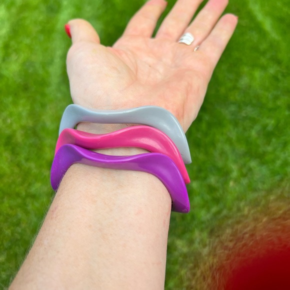 Vintage Acrylic Wave Bangle Bracelets - Picture 4 of 8